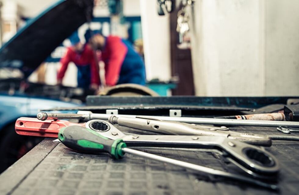 Un mecánico pensó que un cliente era el amante de su esposa y le arrancó un pedazo de la nariz de un mordisco