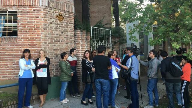 Protesta de padres del Complejo Educativo Alberdi.