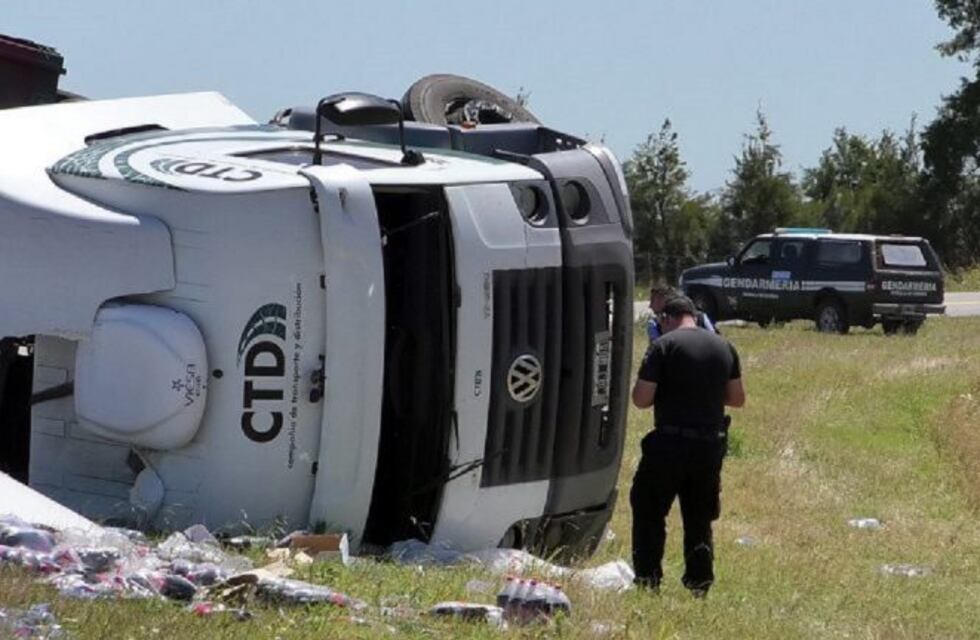 Camión volcó con bebidas y el conductor murió entre Casilda y Carcarañá