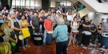 Vestidos de cocineros, los municipales se le plantan al intendente Mestre.