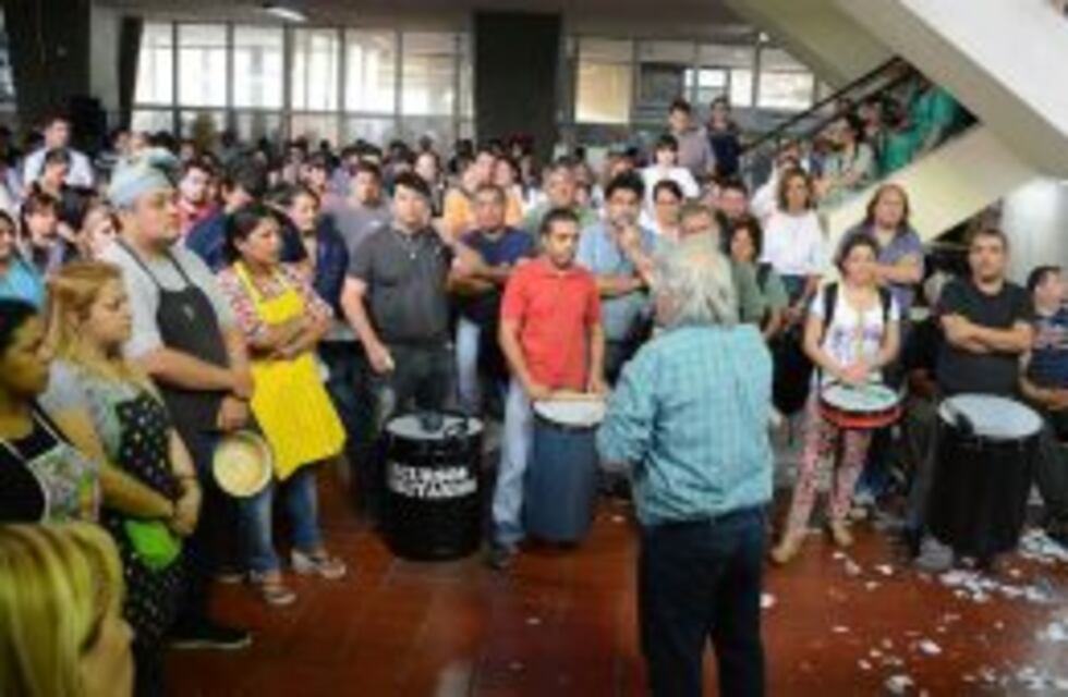 Vestidos de cocineros, los municipales protestan contra Mestre