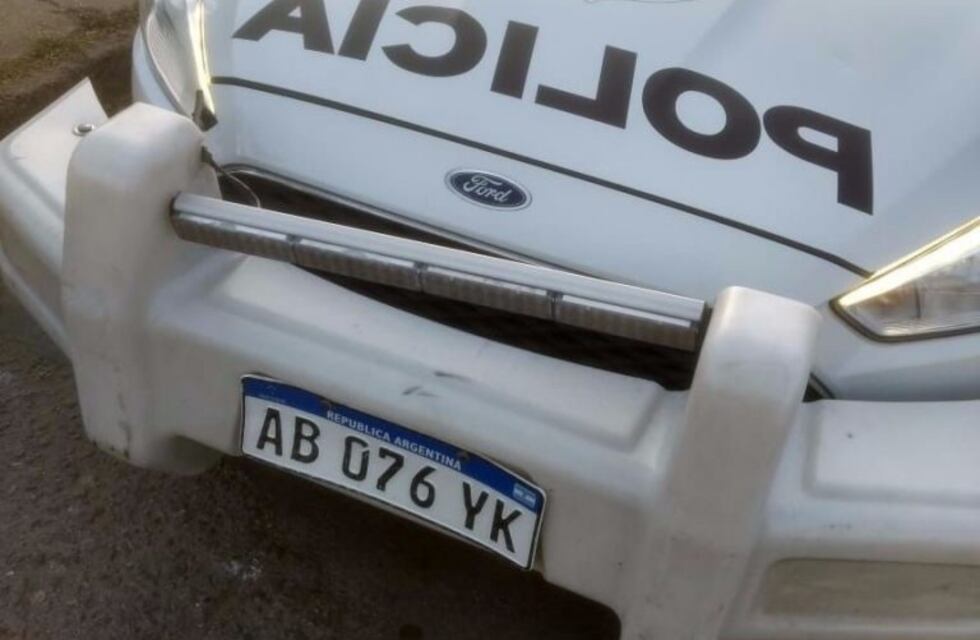 Dos hombres agredieron a mujeres policías y dañaron un patrullero