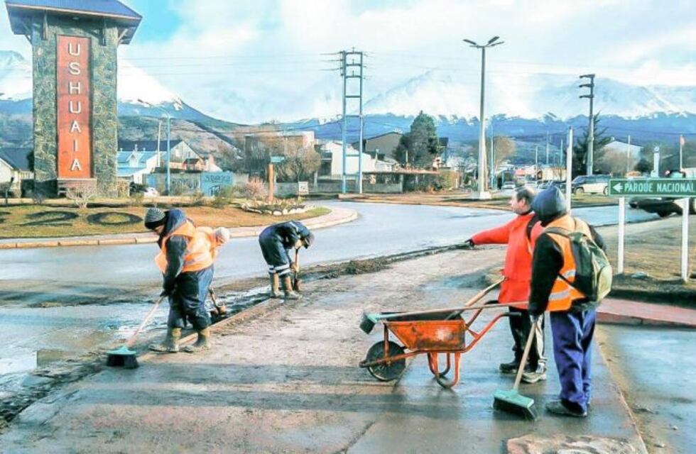 Comenzó la limpieza de cordones en las principales calles de la ciudad