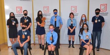 Los alumnos recibieron su medalla\u002E