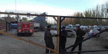 La policía llegó al depósito junto con los bomberos