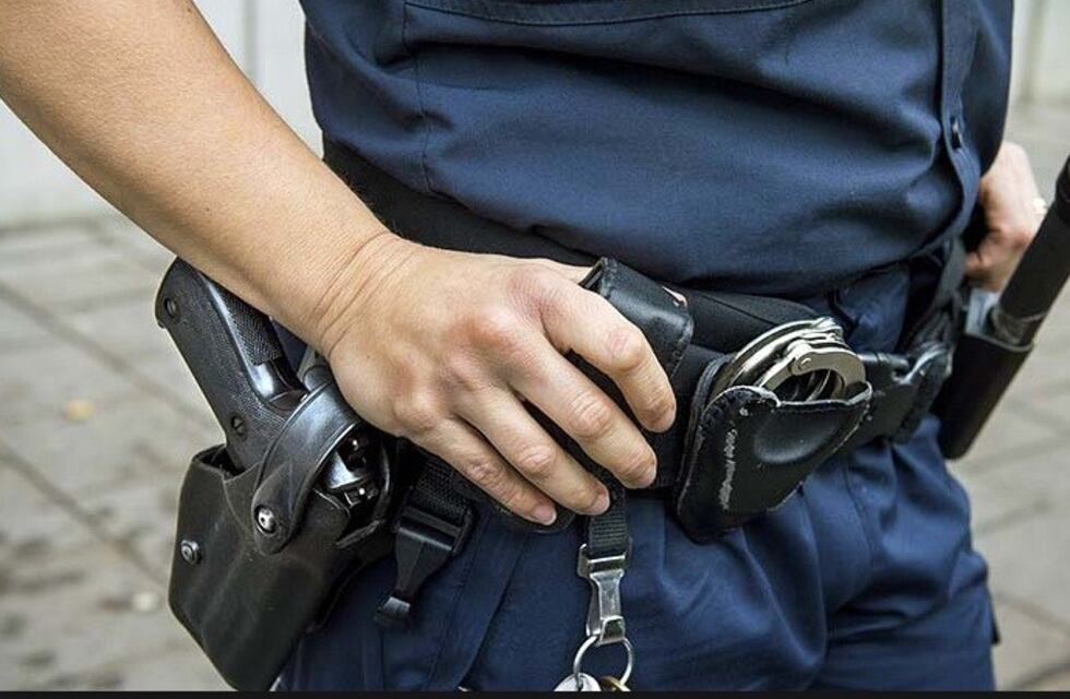 Le robaron el arma reglamentaria a un agente policial