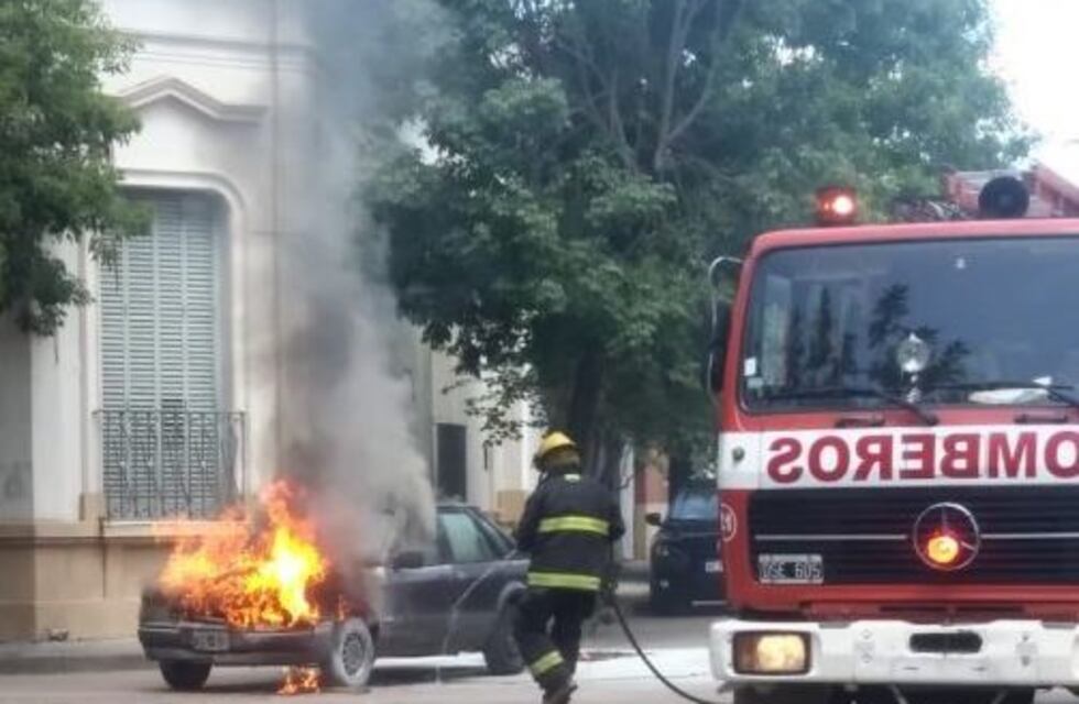 Se incendió un auto en pleno centro de Gualeguaychú