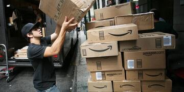 Nueva medida para retener dólares: baja el monto para compras puerta a puerta.