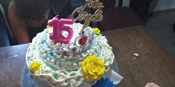 La torta la aportaron Laura Alarcon y Pia Nazarena, cuñada y amiga de Candela, la cumpleañera