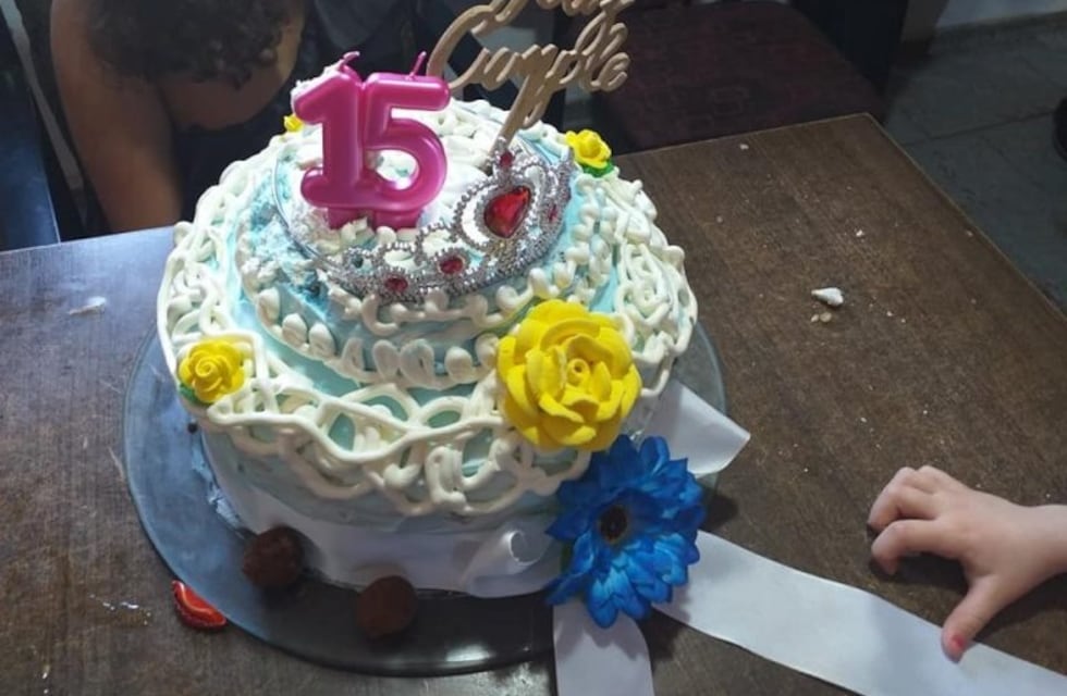 Bailó el vals de sus 15 años en la calle y con barbijo