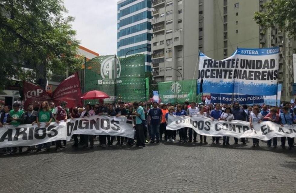 Docentes, estatales y médicos paran y se movilizan en La Plata