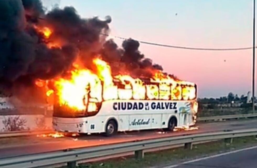Se incendió un colectivo en plena Circunvalación de Santa Fe