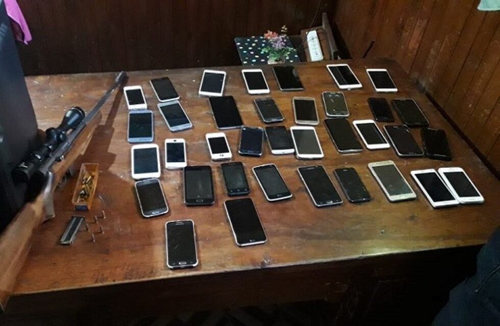 Secuestran casi 40 celulares y un arma en La Ciudadela