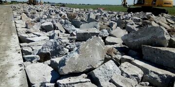 Arreglos en el cruce de la calle de rodaje y la pista obligan a cerrar el Aeropuerto Internacional Rosario un día y medio\u002E (Prensa Aeropuerto Rosario)