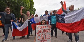 Realizaron una marcha en Roca en repudio de la situación en Chile