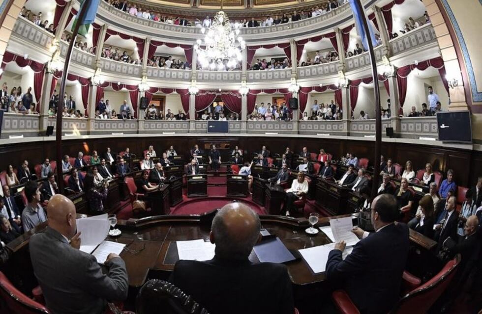 El Senado bonaerense aprobó eliminar contribuciones en facturas de luz y agua