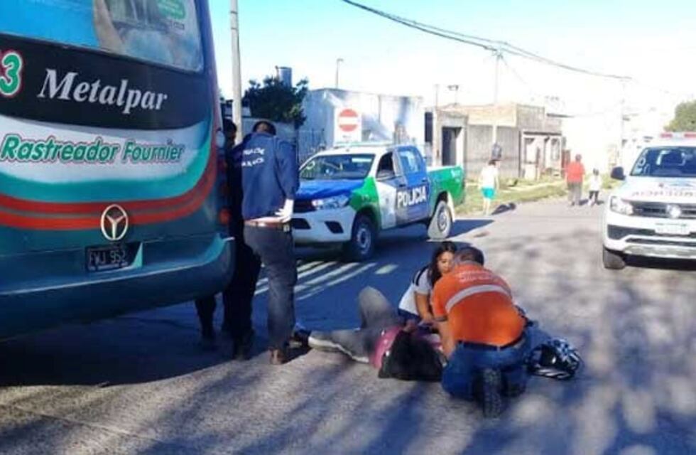 Fuerte choque entre un colectivo y una moto: un bebé y el motociclista heridos