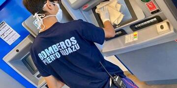 Los Bomberos de Iguazú asisten a la gente en las filas de los cajeros
