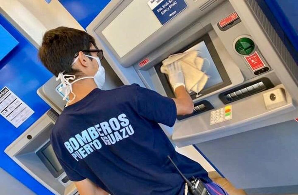 Los Bomberos de Iguazú asisten a los ciudadanos en las filas de los cajeros