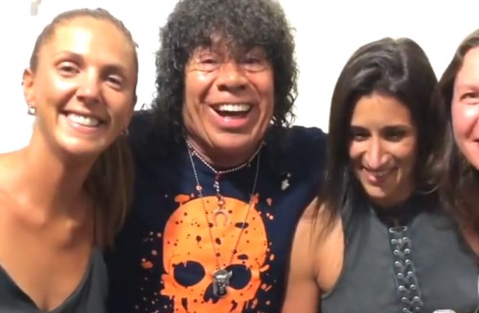 Desopilante video de La Mona intentando hablar inglés con una londinense y una polaca