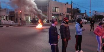 Familiares y amigos de Sebastián Sánchez, el joven que cayó de un colectivo y murió, pidieron justicia en el centro de Villa Gobernador Gálvez\u002E (5wnoticias\u002Ecom)