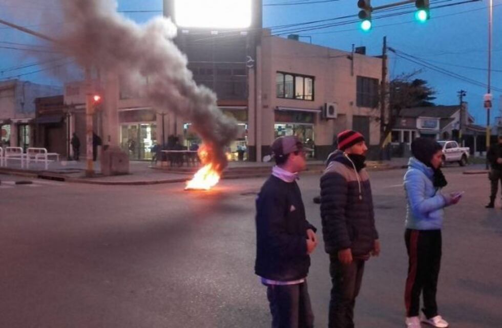 Familiares del chico que murió tras caerse de un colectivo cortaron calles en busca de justicia