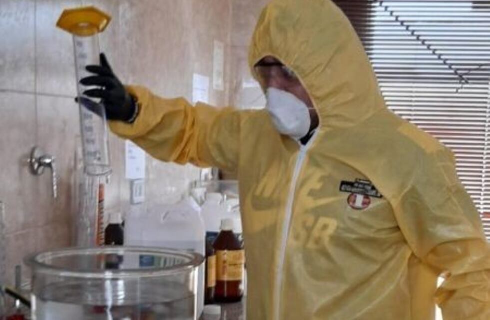 Policía Científica elabora alcohol en gel mediante el instructivo de la OMS