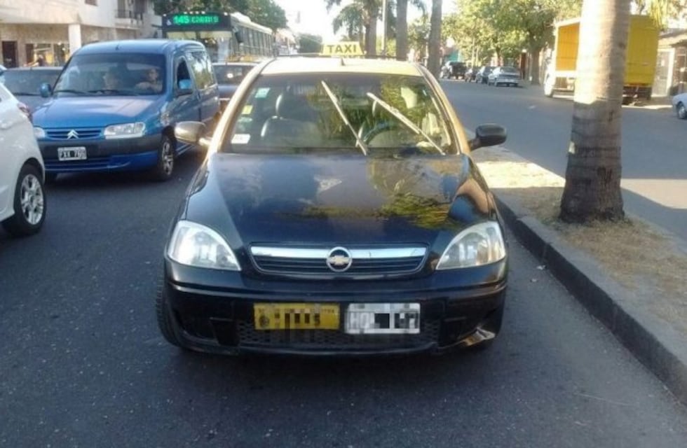 Demoraron a un taxista que chocó con una moto mientras manejaba ebrio