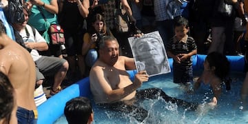 Luis D'Elía se metió en una pileta en el Obelisco para protestar por Milagro Sala (Clarín/Lucía Merle)