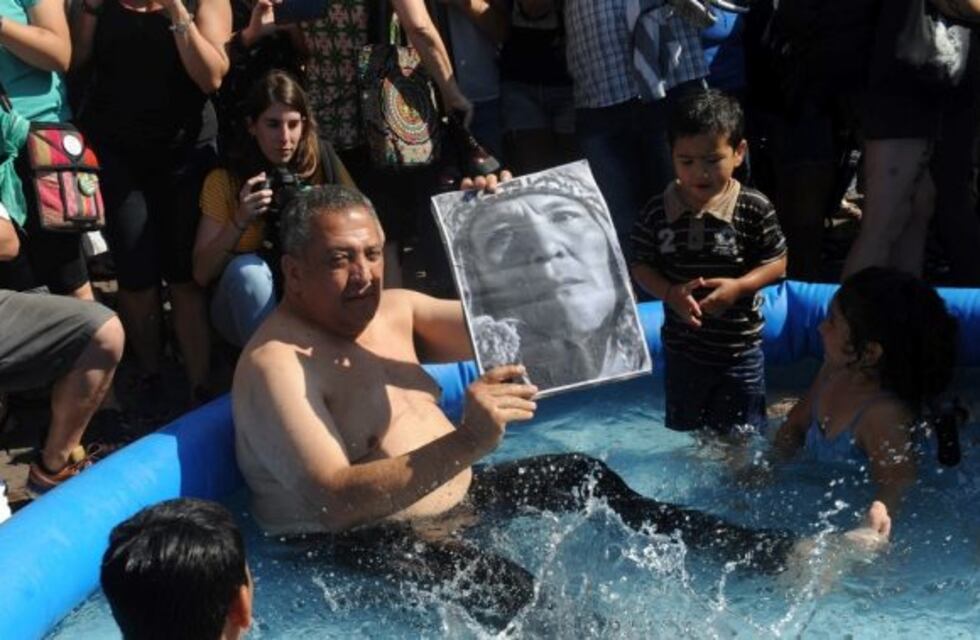 Luis D'Elía se metió en una pileta en el Obelisco para protestar por Milagro Sala