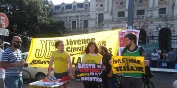 TRabajadores del Conicet protestan a nivel nacional en el Día del Científico\u002E