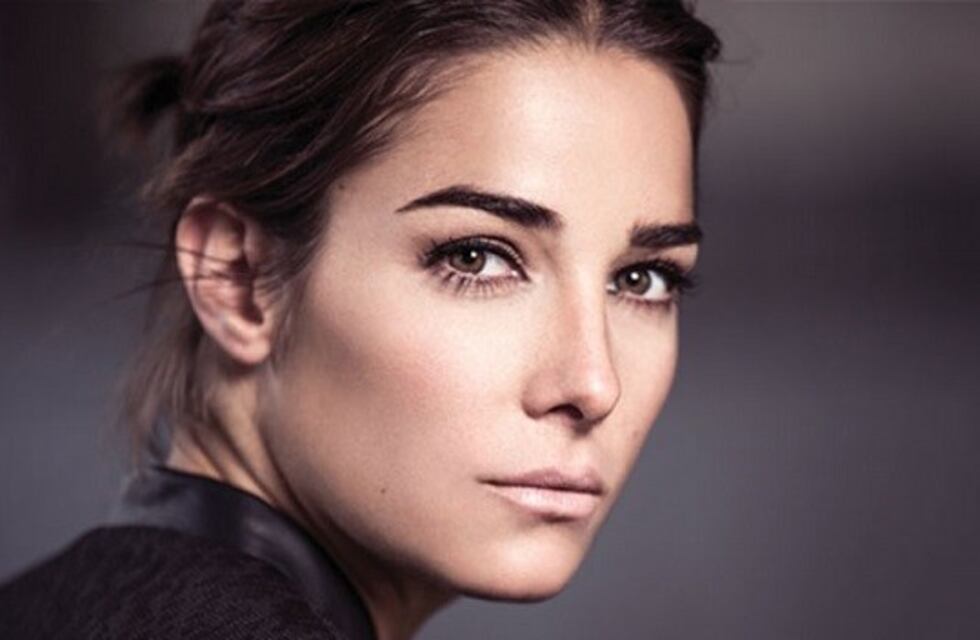 Juana Viale y Luciano Cáceres, a los mimos en un bar de Mar del Plata