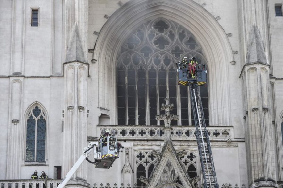 18 July 2020, France, Nantes: Firefighters extinguish a fire that broke out at Saint-Pierre-et-Saint-Paul cathedral\u002E Photo: Sebastien Salom-Gomis/AFP/dpa
