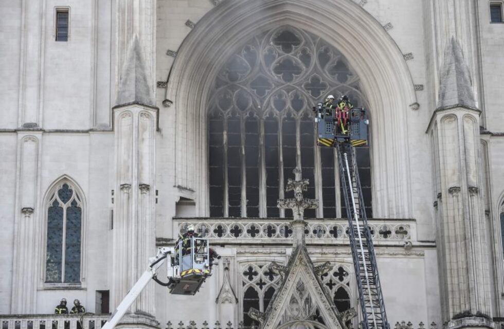 Se incendió la catedral gótica de Nantes en Francia y sospechan que fue premeditado