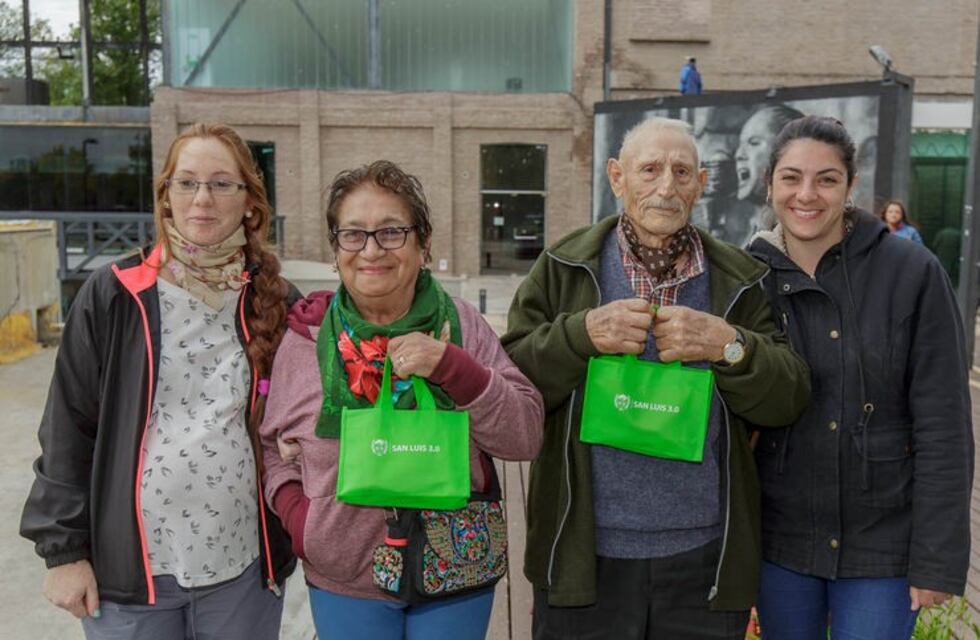 Más de 300 jubilados puntanos recibieron su tablet