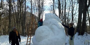 Escultores chaqueños participaron de Simposio de Esculturas en Nieve