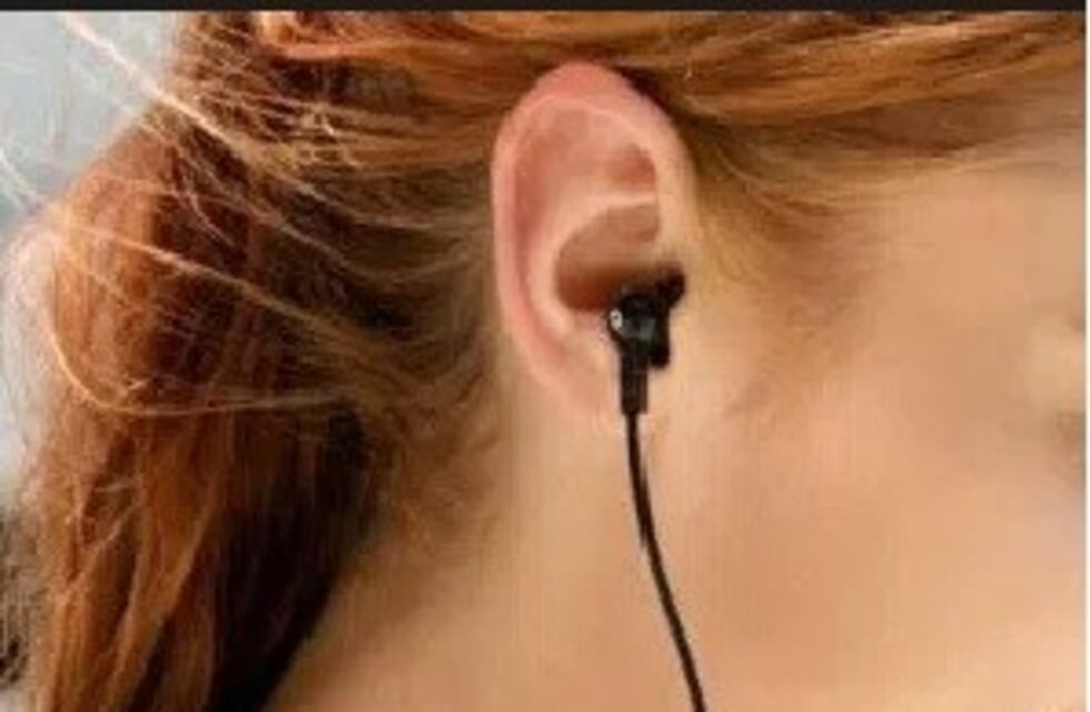 Otra maestra "copiona" en Mendoza: rendía para directora y tenía un auricular oculto