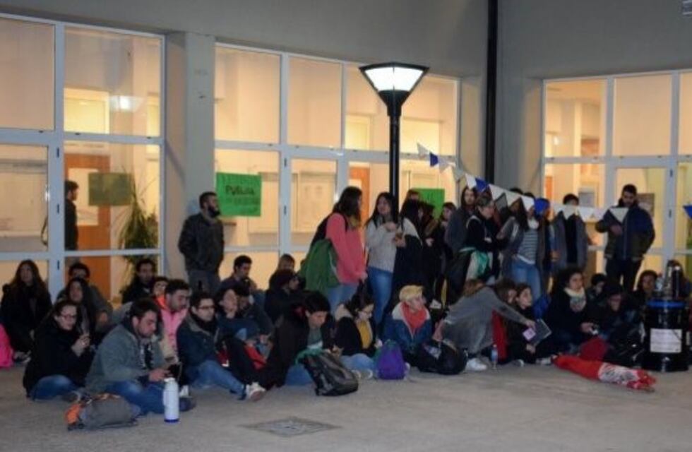 Toman por tiempo indeterminado la Facultad de Trabajo Social