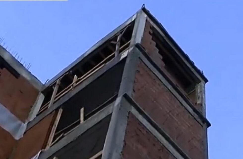 Peligro total: por el viento se derrumbó la pared de un edificio en construcción