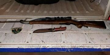 El rifle fue hallado por la Policía en medio de la malezas\u002E