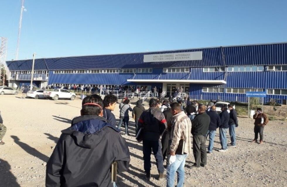 Descontrol: camioneros están expuestos al coronavirus cuando hacen los trámites en Uspallata