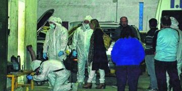 La Policía realizó pericias en el taller, que fue el escenario del sangriento asesinato\u002E