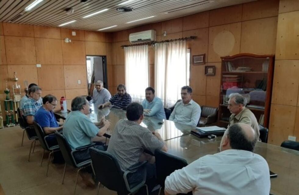 Reunión entre autoridades de la cooperativa eléctrica y el ente regulador de aguas de la provincia