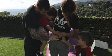 La tierna foto del hijo de Messi besando la pancita de Antonela Roccuzzo\u002E Foto: Instagram\u002E