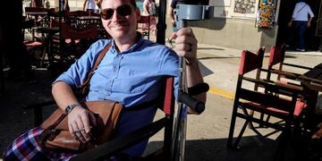 Christoffer Persson, este miércoles, en un bar de La Boca\u002E (Gentileza Clarín\u002E Fotos: Rubén Digilio)