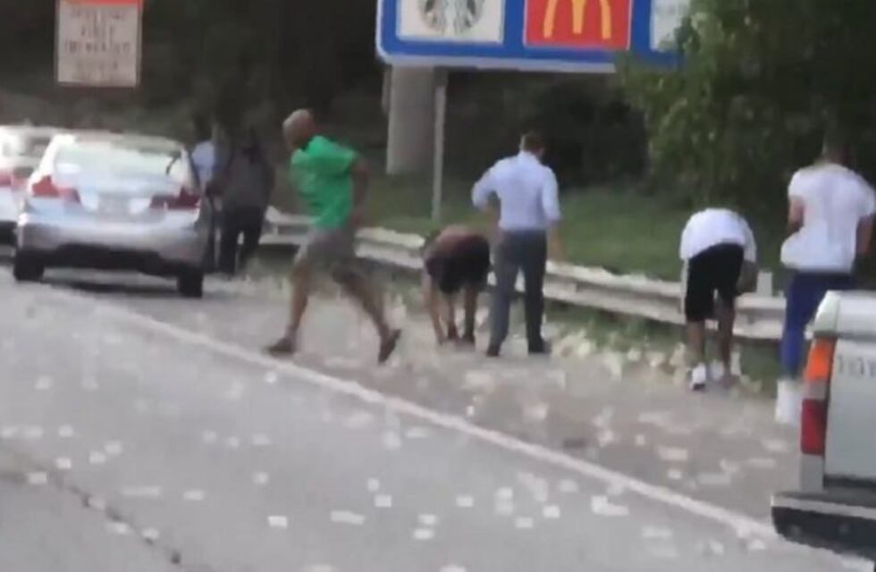 Un camión blindado se abrió y llovieron dólares en una autopista de Estados Unidos