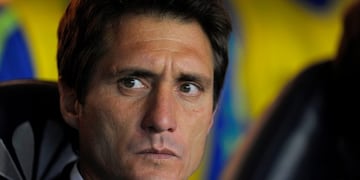 fecha de clasico clasicos superclasico super clasico\r\nBoca Juniors' coach Guillermo Barros Schelotto looks on during the Argentina first division football match against River Plate at the La Bombonera stadium in Buenos Aires, on May 14, 2017\u002E / AFP PHOTO / ALEJANDRO PAGNI cancha de boca juniors guillermo barros schelotto campeonato torneo primera division 2016 2017 futbol futbolistas partido boca juniors river plate