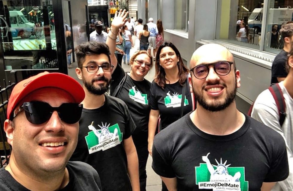 Los argentinos que viajaron a Nueva York para que el emoji del mate llegue a los celulares
