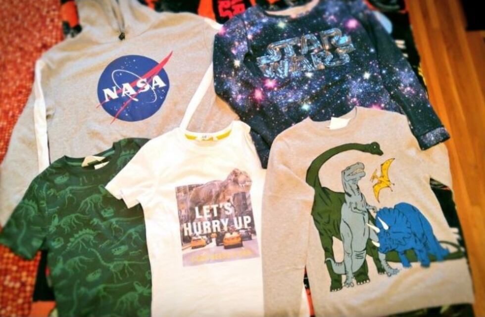Con 41 años usa ropa infantil y se volvió viral