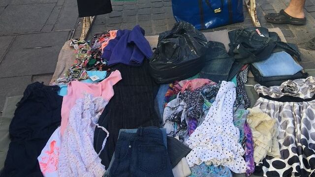 Un mantero colocu00f3 sus prendas sobre un vallado de la EPE.